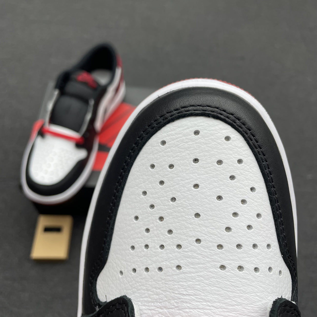 Air Jordan 1 Retro Low OG Black Toe CZ0790-106