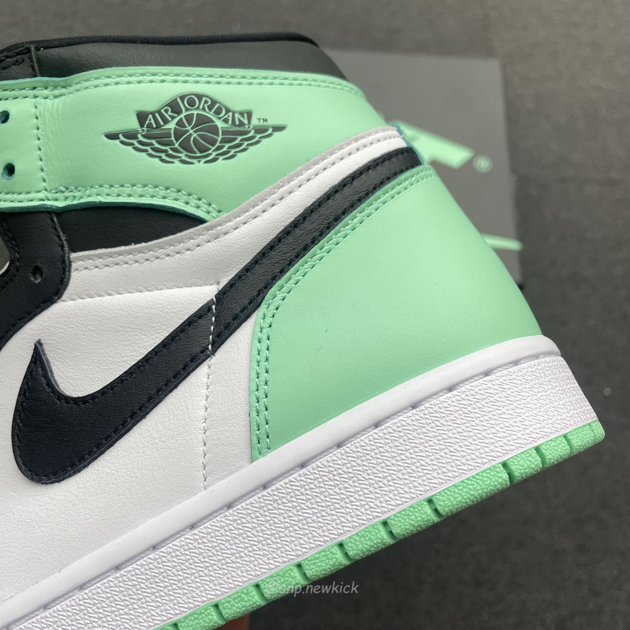 Air Jordan 1 Retro High OG Green Glow DZ5485-130