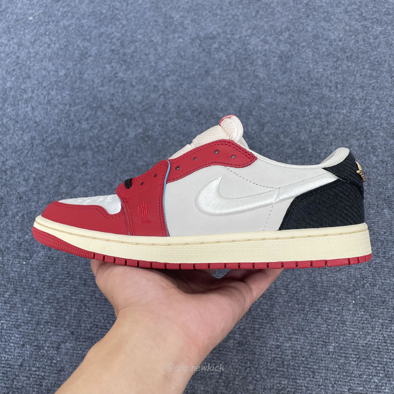 Air Jordan 1 Retro Low OG Trophy Room Rookie Card Home (Numbered) (with Numbered Trading Card) HV6157-100