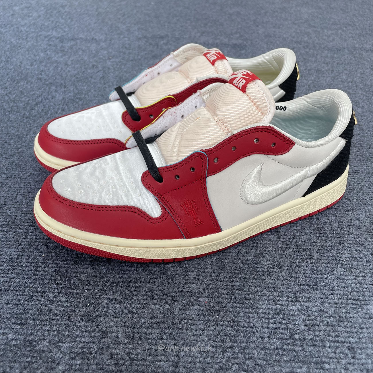 Air Jordan 1 Retro Low OG Trophy Room Rookie Card Home (Numbered) (with Numbered Trading Card) HV6157-100